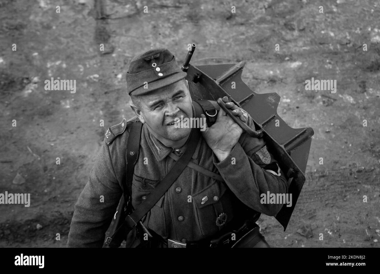 Dnepr, Ukraine - 10.29.2013 : spectacle de la promulgation militaire de la période WW2 avec des chars, des avions, des véhicules et des personnes en costume et en uniforme d'époque. Restauration Banque D'Images