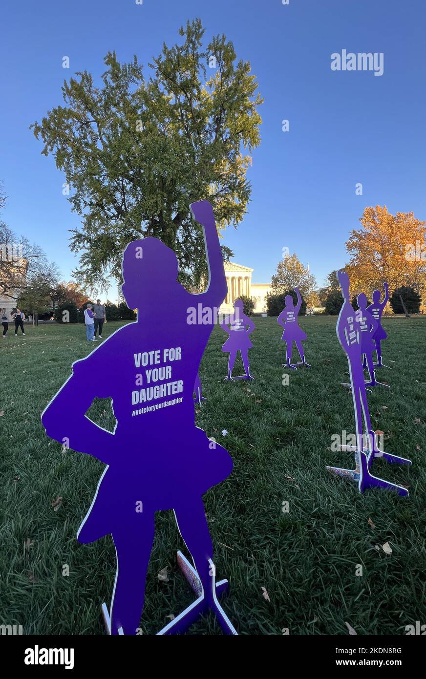 Washington, DC, États-Unis. 7th novembre 2022. Vue de l'installation artistique, vote pour votre fille, un projet d'art public par l'artiste Maggie O'Neill défendant la justice reproductive, se tient devant la Cour suprême des États-Unis à Washington, DC sur 7 novembre 2022. Crédit : Mpi34/Media Punch/Alamy Live News Banque D'Images