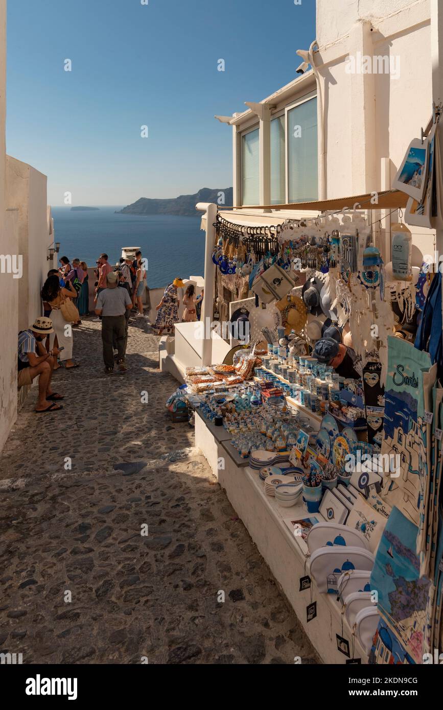 Oia, Santorin, Grèce. 2022. Vacanciers et une boutique de souvenirs dans le centre ville d'Oia, Santorin. Banque D'Images