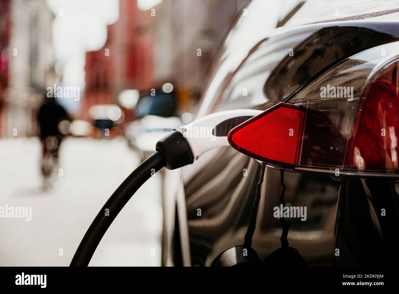 Alimentation pour voiture électrique de la charge. Station de recharge pour voitures électriques. Close up du bloc d'alimentation branché sur une voiture électrique en cours de charge. Banque D'Images