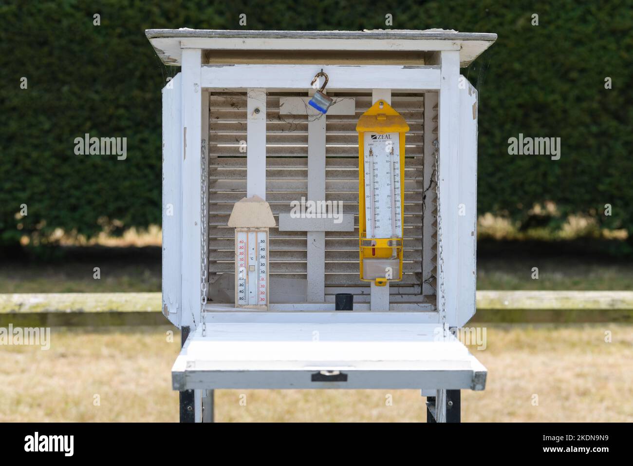 À l'intérieur de l'écran Stevenson montrant des théomètres à bulbe sec et humide dans le cadre de la station météorologique interactive de la Brogdale National fruit Collection, Kent, Royaume-Uni Banque D'Images