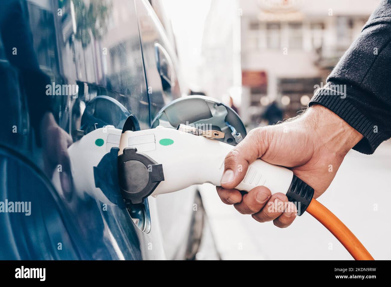 Alimentation pour voiture électrique de la charge. Station de recharge pour voitures électriques. Close up du bloc d'alimentation branché sur une voiture électrique en cours de charge. Banque D'Images