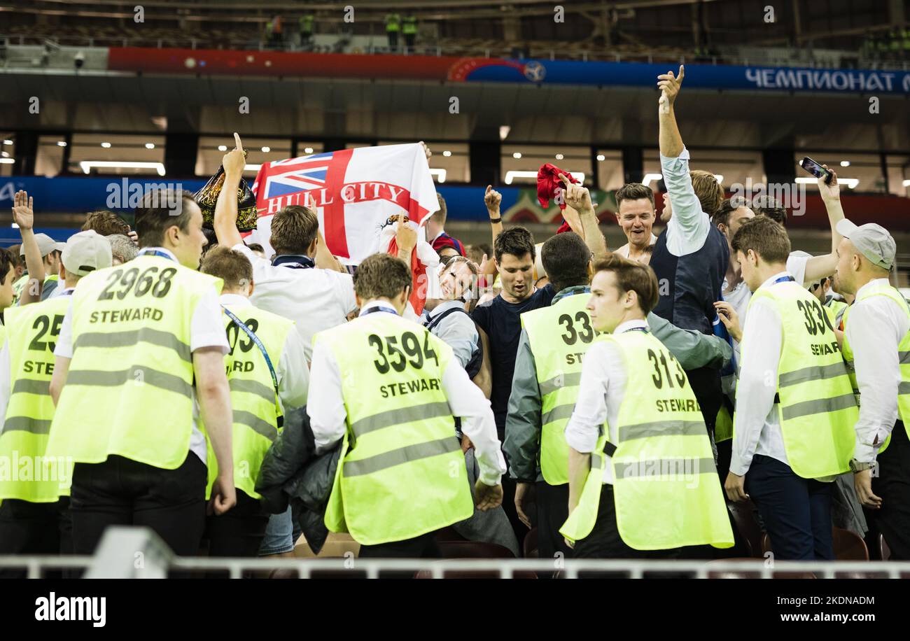 Moskau , 11.07.2018 fans d'Angleterre feiern ihr Team trotz der Niederlage gegen Kroatien und verlassen das Stadion erst nach Aufforderung der Ordner Kroat Banque D'Images