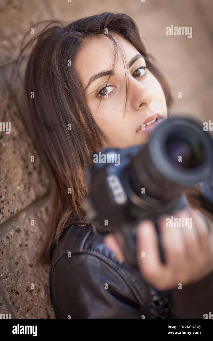 Une jeune femme iranienne photographe contre une caméra murale. Banque D'Images