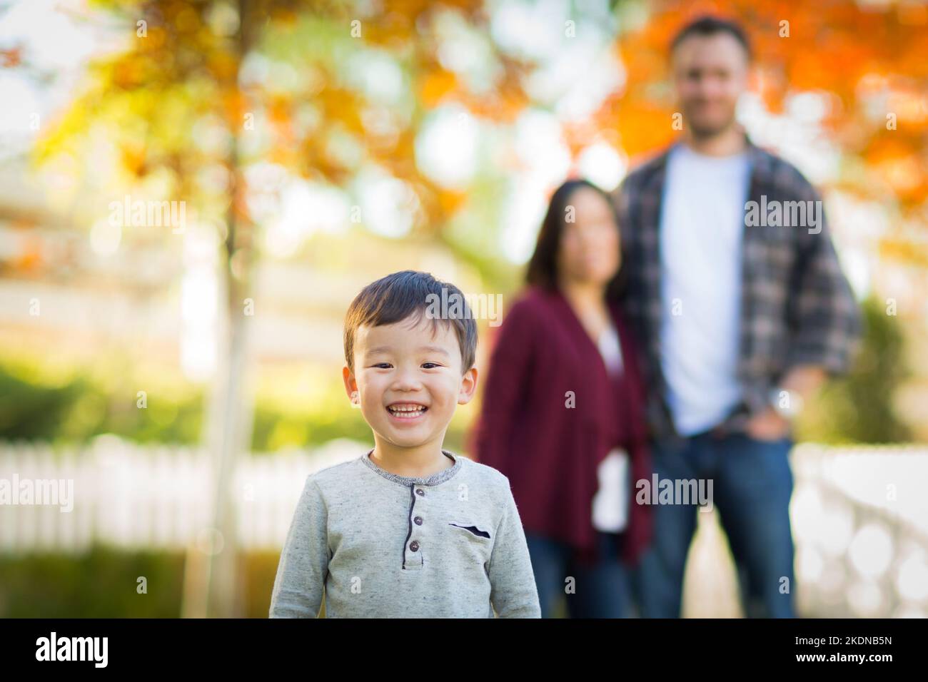 Portrait extérieur de la famille multiethnique chinoise et caucasienne. Banque D'Images