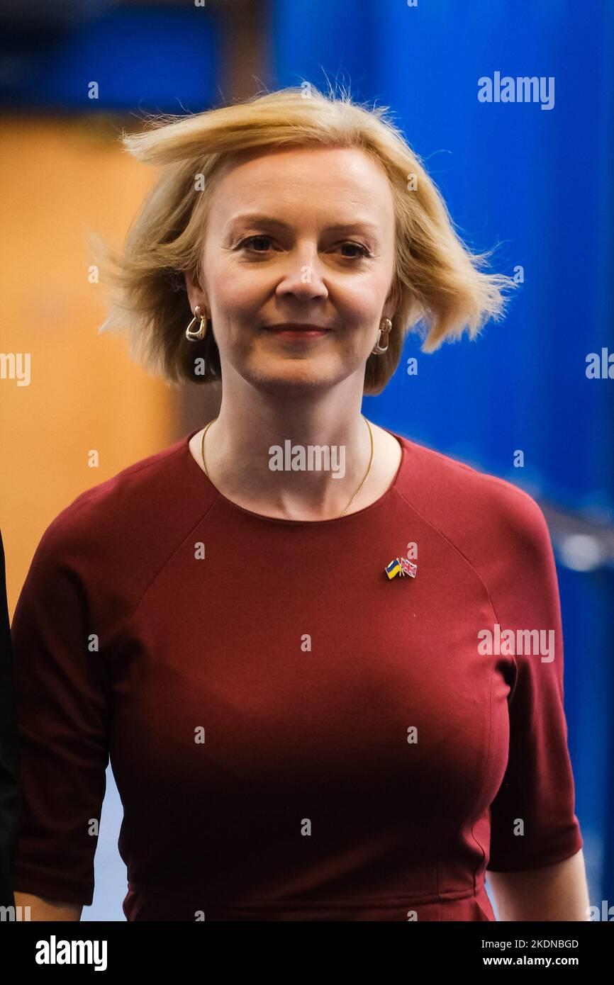 Le Premier ministre Liz Truss est vu en route pour assister à l'hommage à sa Majesté la Reine Elizabeth II photographiée lors de la Conférence d'automne du Parti conservateur tenue au Centre international des congrès de Birmingham le dimanche 2 octobre 2022 . Photo de Julie Edwards. Banque D'Images