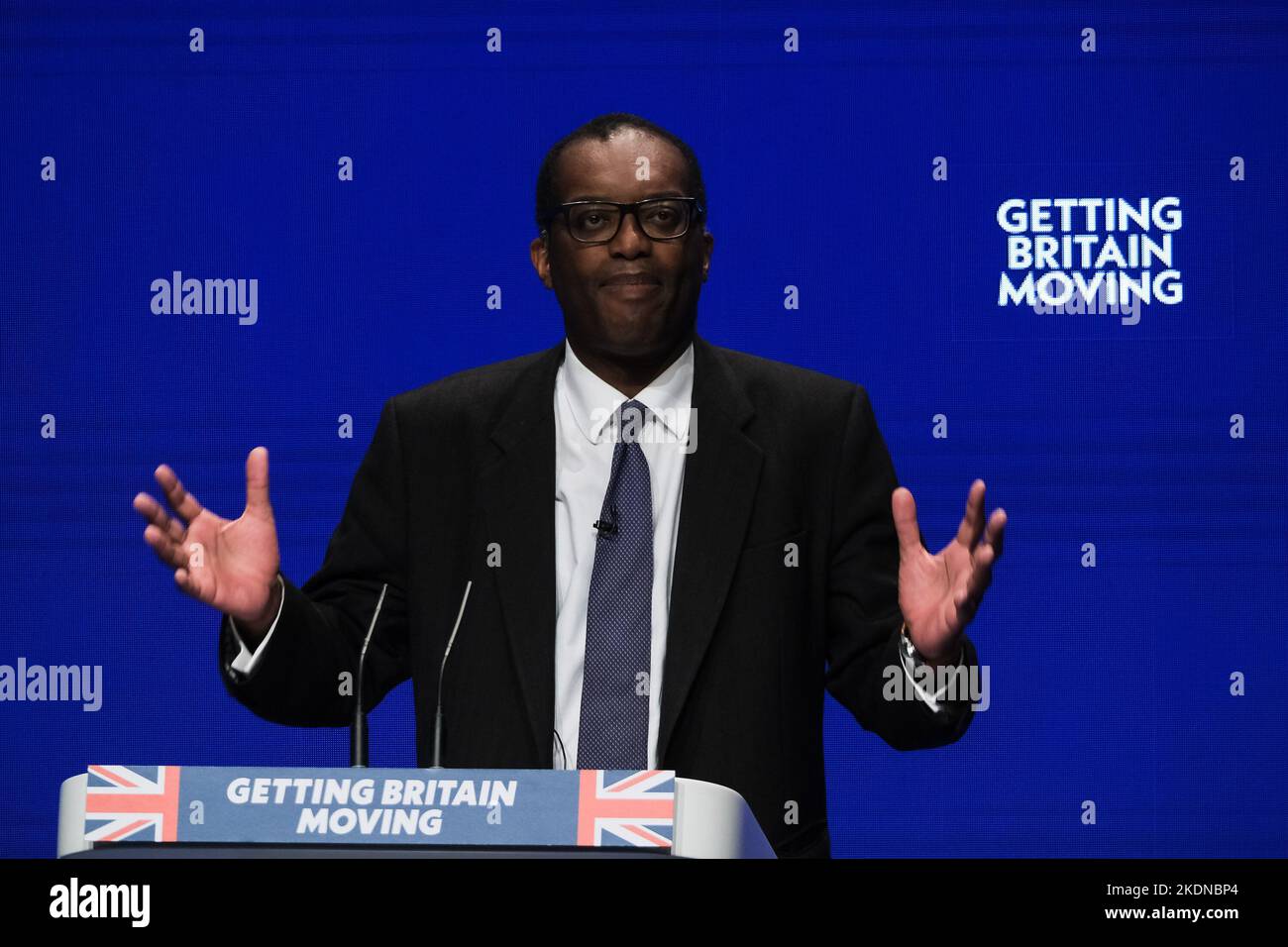 Kwasi Kwarteng, (Chancelier de l'Echiquier), prononce son discours d'ouverture à la conférence le jour 2 photographié lors de la conférence d'automne du Parti conservateur tenue au Centre international des congrès de Birmingham le lundi 3 octobre 2022 . Photo de Julie Edwards. Banque D'Images