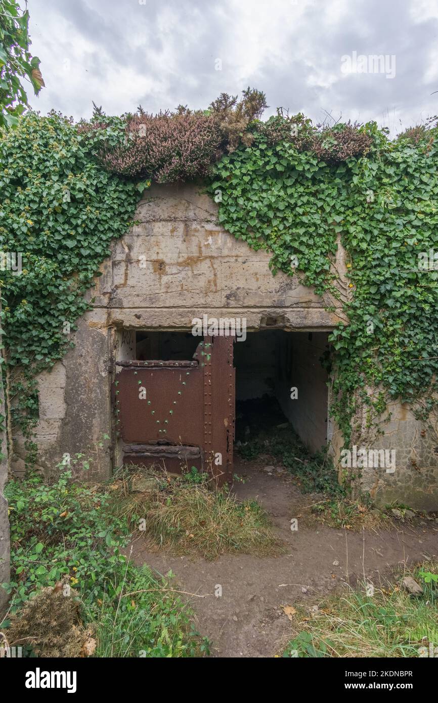 Ancien bunker militaire de la seconde guerre mondiale avec porte en