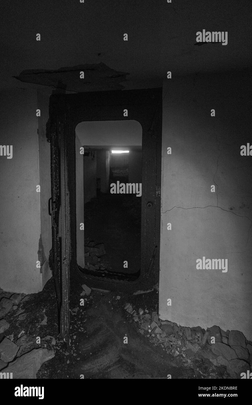 Photographie en noir et blanc à l'intérieur d'un ancien bunker militaire de la seconde guerre mondiale avec porte en acier sur la côte française, Bretagne, France Banque D'Images