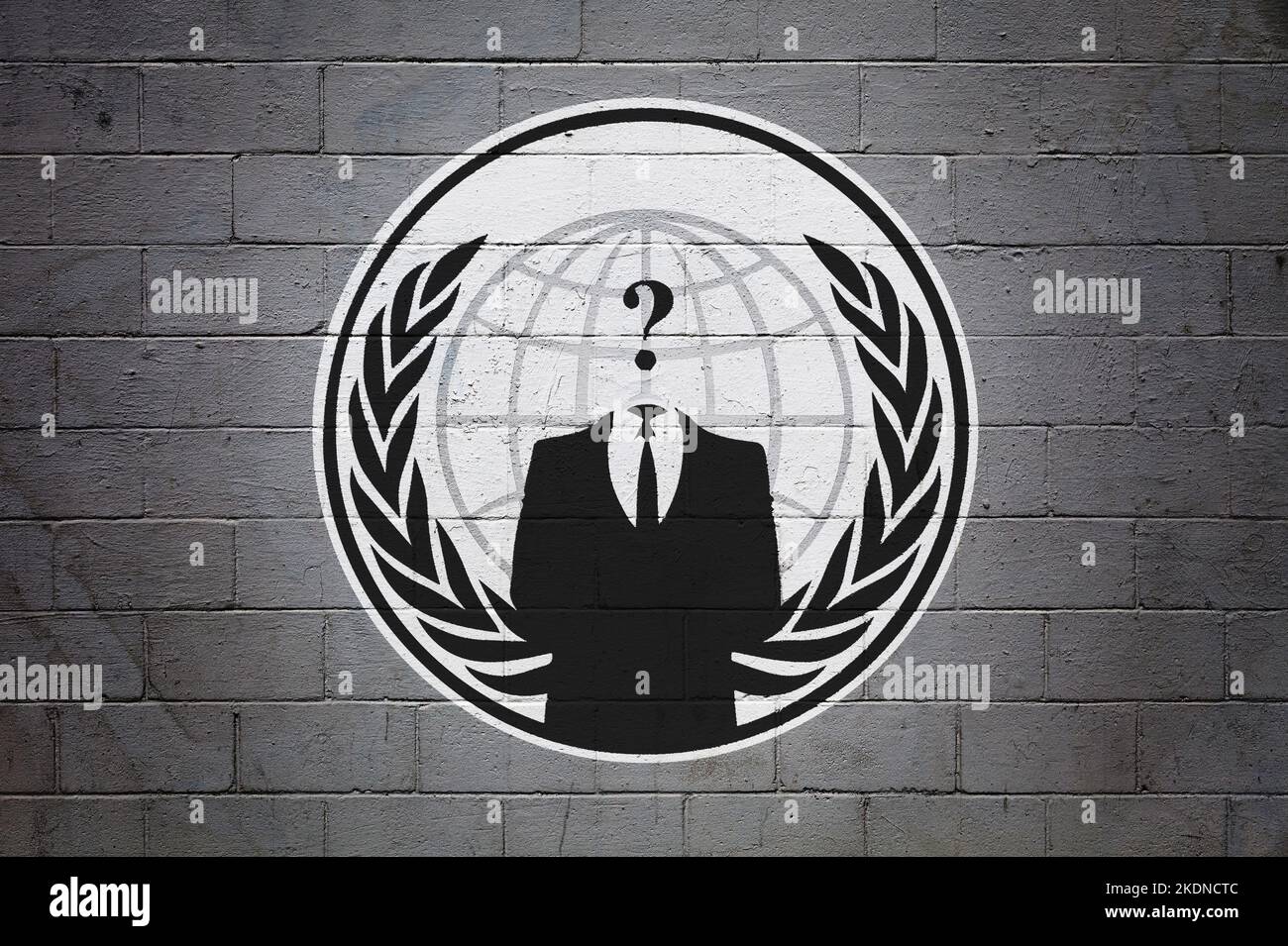 Drapeau de l'Anonyme peint sur un mur de brique. Banque D'Images