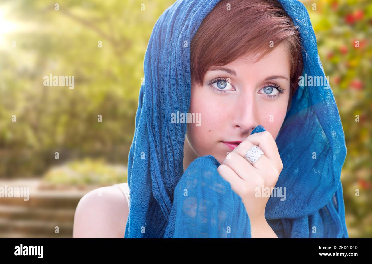 Joli portrait d'extérieur féminin à poil bleu jeune rouge à poil dur pour adulte Banque D'Images