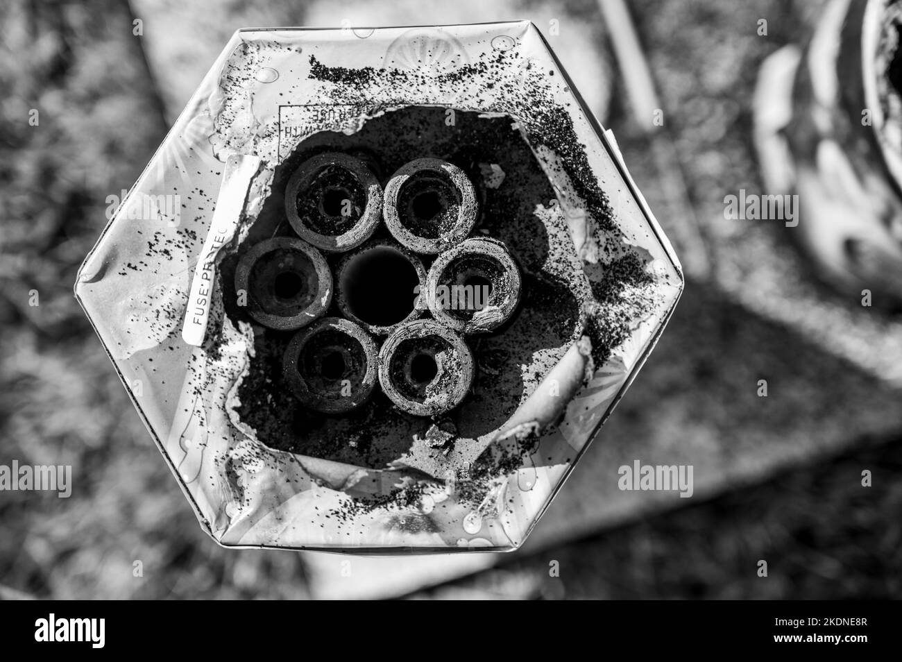Dessus des tubes de feu brûlés en carton Banque D'Images