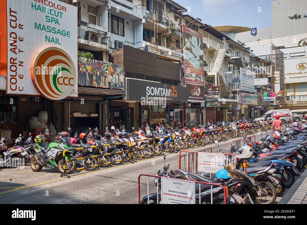 Parking moto dans soi St Siam Square Bangkok Thaïlande Banque D'Images