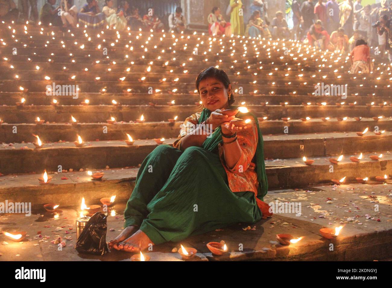 Kolkata, Inde. 07th novembre 2022. Les habitants de Kolkata célèbrent Dev Deepawali au Ganga. Dev Deepavali est le festival de Kartik Poornima célébré à Varanasi. Il tombe sur la pleine lune du mois hindou de Kartika et a lieu quinze jours après Diwali. (Photo de Snehasish Bodhak/Pacific Press) Credit: Pacific Press Media production Corp./Alay Live News Banque D'Images