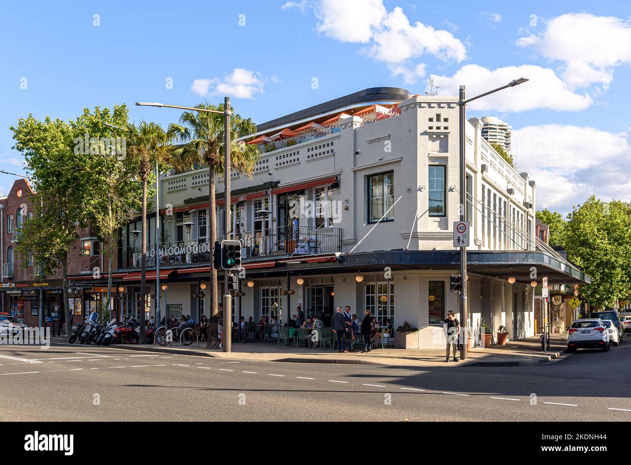 Les gens à l'extérieur de l'hôtel Woolloomooloo (Wooly) Bay à Sydney, en Australie Banque D'Images