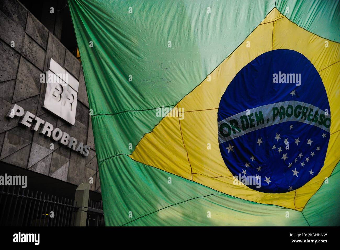 Drapeau brésilien au siège de la société pétrolière Petrobras. Société nationale d'État du Brésil dans l'industrie pétrolière Banque D'Images