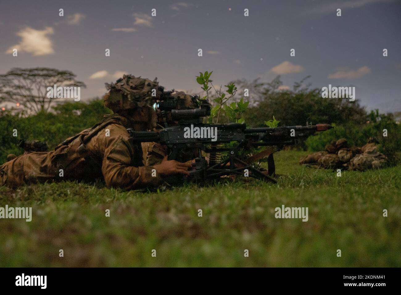 Les soldats américains de la Compagnie C 1-27 Wolfhounds, 25th Infantry Division, tirent la sécurité en prévision d'une attaque lors du joint Pacific multinational Readiness Centre (JPMRC) sur la réserve militaire d'Helemano, Bonjour., 2 novembre 2022. Le JPMRC 23-1 forme l'équipe de combat de la Brigade d'infanterie de 2nd « Warriors », division d'infanterie de 25th dans des conditions réalistes, en s'assurant qu'ils sont prêts à affronter les crises ou les conflits. (É.-U. Photo de l'armée par la SPC. Kelsey Kolar) Banque D'Images