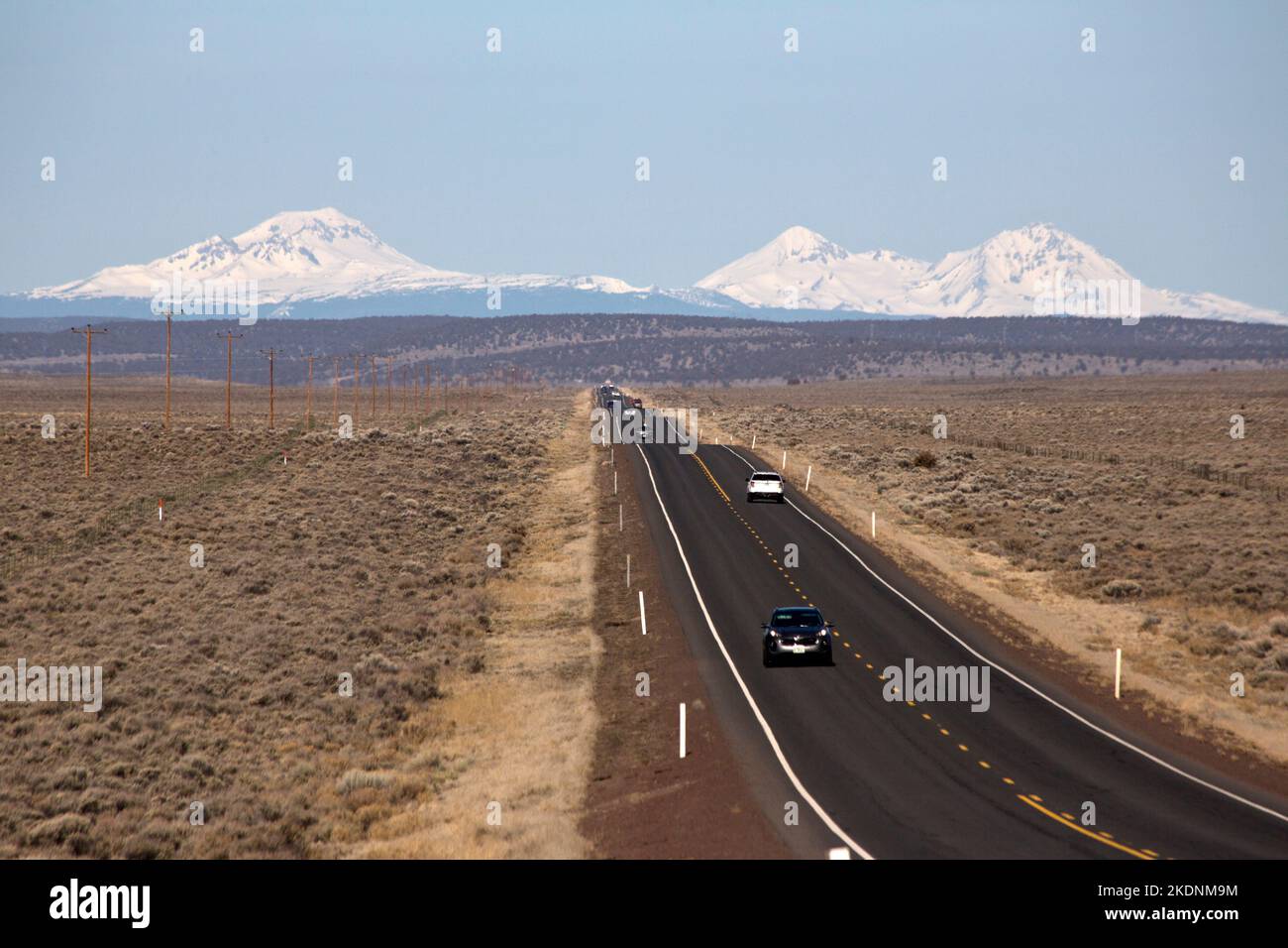 Vue sur les montagnes Sisters depuis une autoroute de l'Oregon Banque D'Images