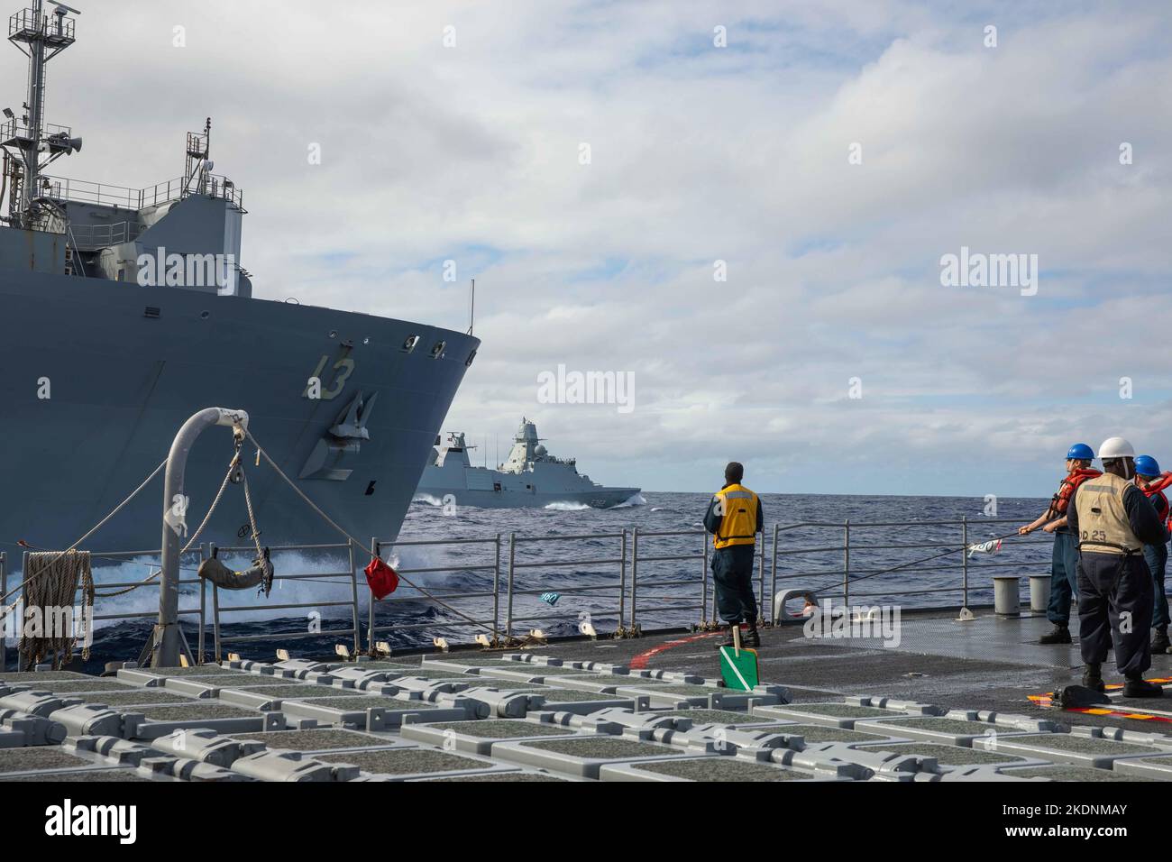 Une vue du croiseur à missiles guidés de classe Ticonderoga USS Normandy (CG 60) du navire de fret sec de classe Lewis et Clark USNS Medgar Evers (T-AKE-13) et de la Marine royale danoise Iver Huitfeldt-frégate HDMS Peter Willemoes (F362) comme les trois navires effectuent un réapprovisionnement en mer, Alors que la Normandie est en cours dans le cadre du groupe de grève des transporteurs Gerald R. Ford, le 6 novembre 2022. Le premier porte-avions de classe USS Gerald R. Ford (CVN 78) est en cours de déploiement inaugural, menant des activités de formation et des opérations aux côtés des alliés et partenaires de l'OTAN, afin d'améliorer l'intégration pour les opérations futures et demonstr Banque D'Images