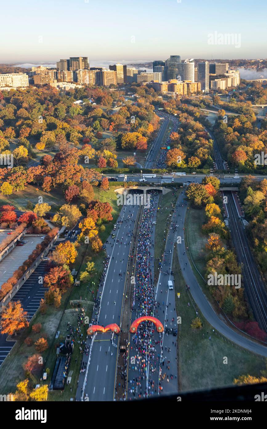 Les coureurs qui ont participé au Marathon 47th du corps des Marines commencent leur course à Arlington, en Virginie, le 30 octobre 2022. Organisé par les hommes et les femmes du corps des Marines des États-Unis, le MCM 47th est le premier événement en direct depuis 2019. La course de 26,2 miles a attiré environ 20 000 participants, plus de 2 400 marins et marins, et 1 500 volontaires civils. Connu sous le nom de « People's Marathon », il n'y a pas de prix pour les meilleurs joueurs ; tous les coureurs ont été célébrés pour leur honneur, leur courage et leur engagement. (É.-U. Corps maritime photo par lance Cpl. George Nudo) Banque D'Images