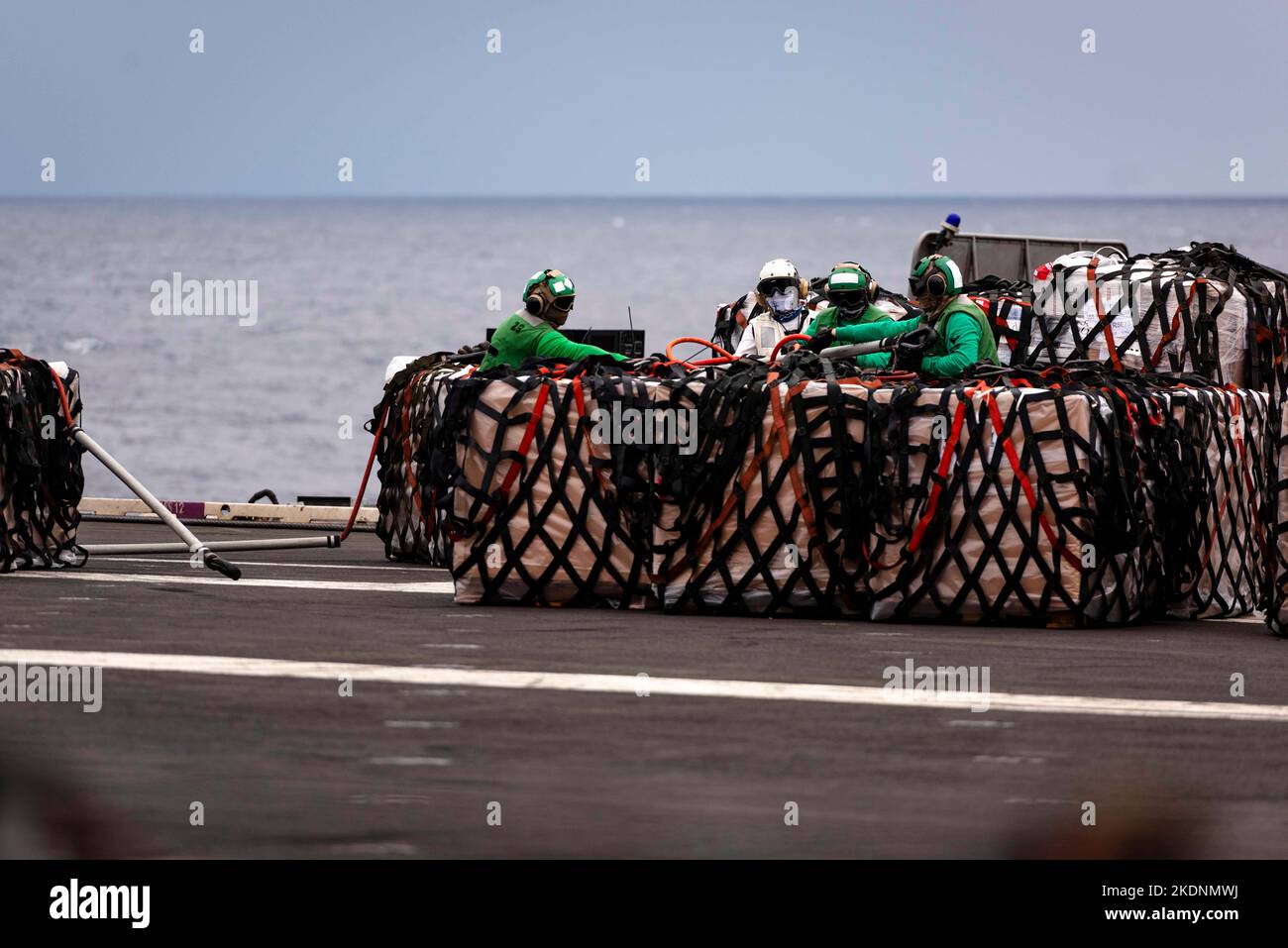 221107-N-WU964-1084 MER DES PHILIPPINES (NOV 7, 2022) des marins retirent un câble de transport du fret sur le pont de vol du seul porte-avions déployé par l’avant de la marine américaine, l’USS Ronald Reagan (CVN 76), lors d’un réapprovisionnement en mer avec le navire de fret et de munitions du Commandement militaire de Sealift, USNS Carl Brashear (T-AKE 7) en mer des Philippines, novembre 7. Ronald Reagan, le navire amiral du Carrier Strike Group 5, fournit une force prête à combattre qui protège et défend les États-Unis, et soutient les alliances, les partenariats et les intérêts maritimes collectifs dans la région Indo-Pacifique. (É.-U. Bleu marine photo Banque D'Images