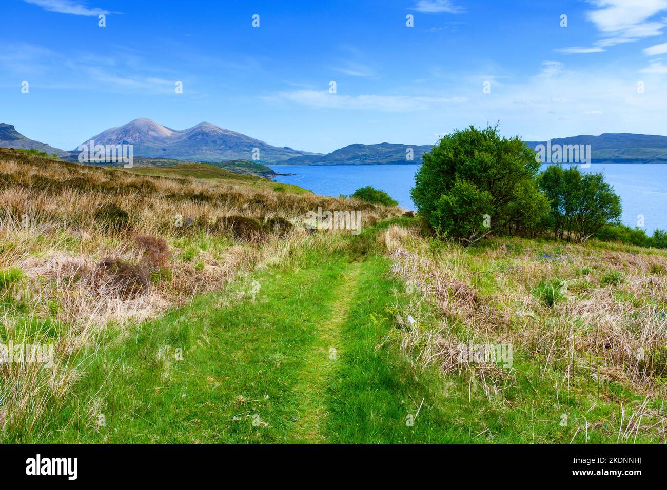 Beinn Dearg Mhòr et Beinn Dearg Bheag au-dessus du Loch Slapin, à partir de la voie côtière au sud de Kilmarie. Près d'Elgol, île de Skye, Écosse, Royaume-Uni Banque D'Images