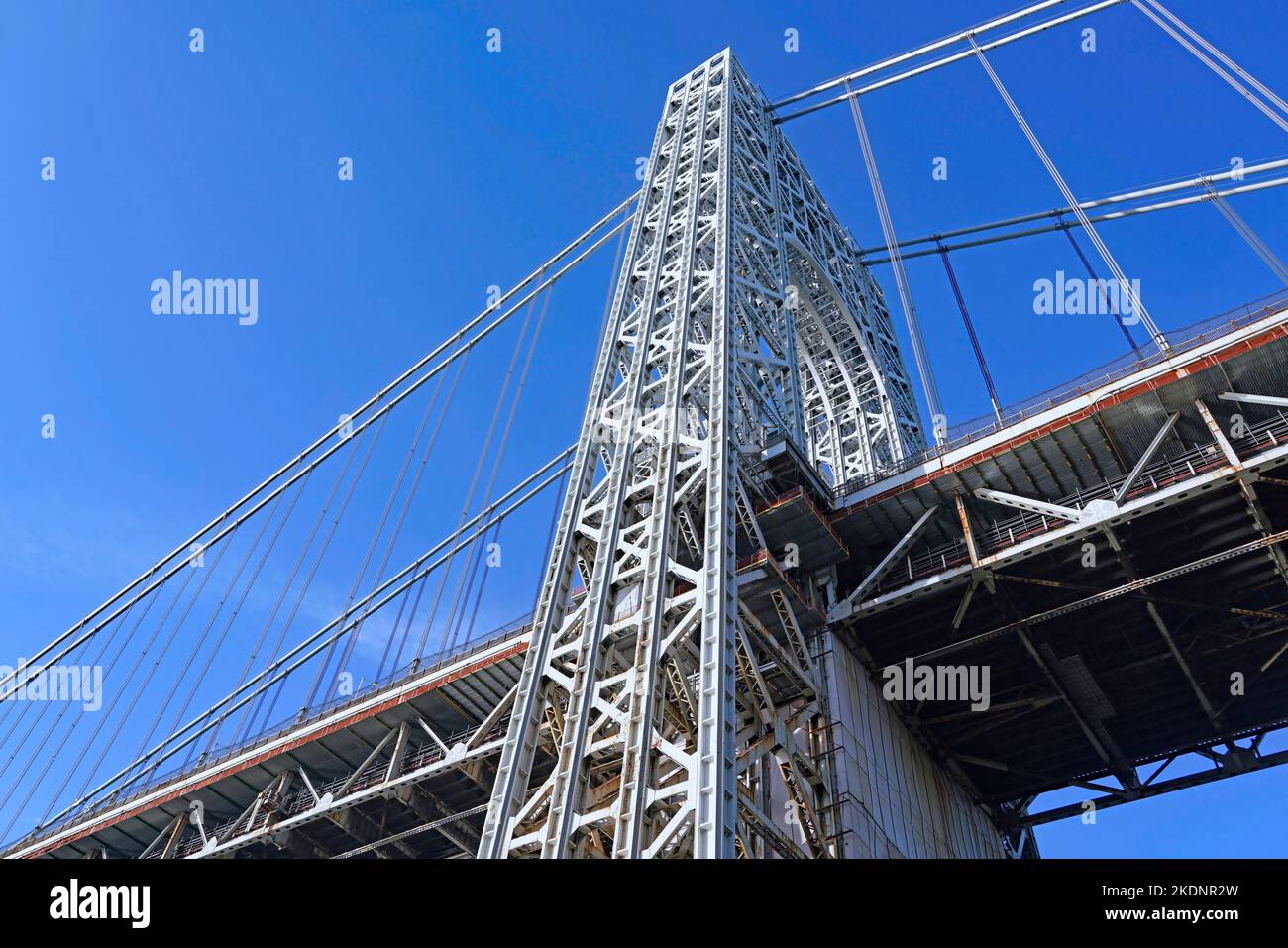 Vue rapprochée de l'une des tours de soutien du pont George Washington Banque D'Images
