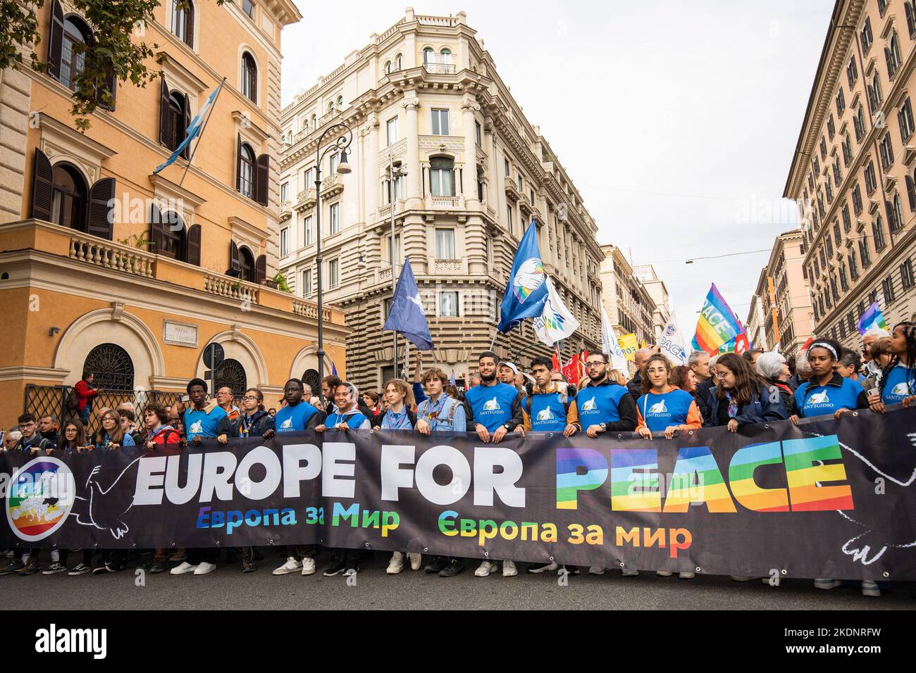 Rome, Italie. 05th novembre 2022. Les membres de l'association catholique laïque Communauté de Sant'Egidio tiennent une bannière lors d'une manifestation nationale de paix. L'Europe pour la paix : manifestation nationale de paix à Rome par les organisations de la société civile italienne demandant l'interdiction de toutes les armes, la solidarité avec le peuple ukrainien et les victimes de toutes les guerres. Crédit : SOPA Images Limited/Alamy Live News Banque D'Images