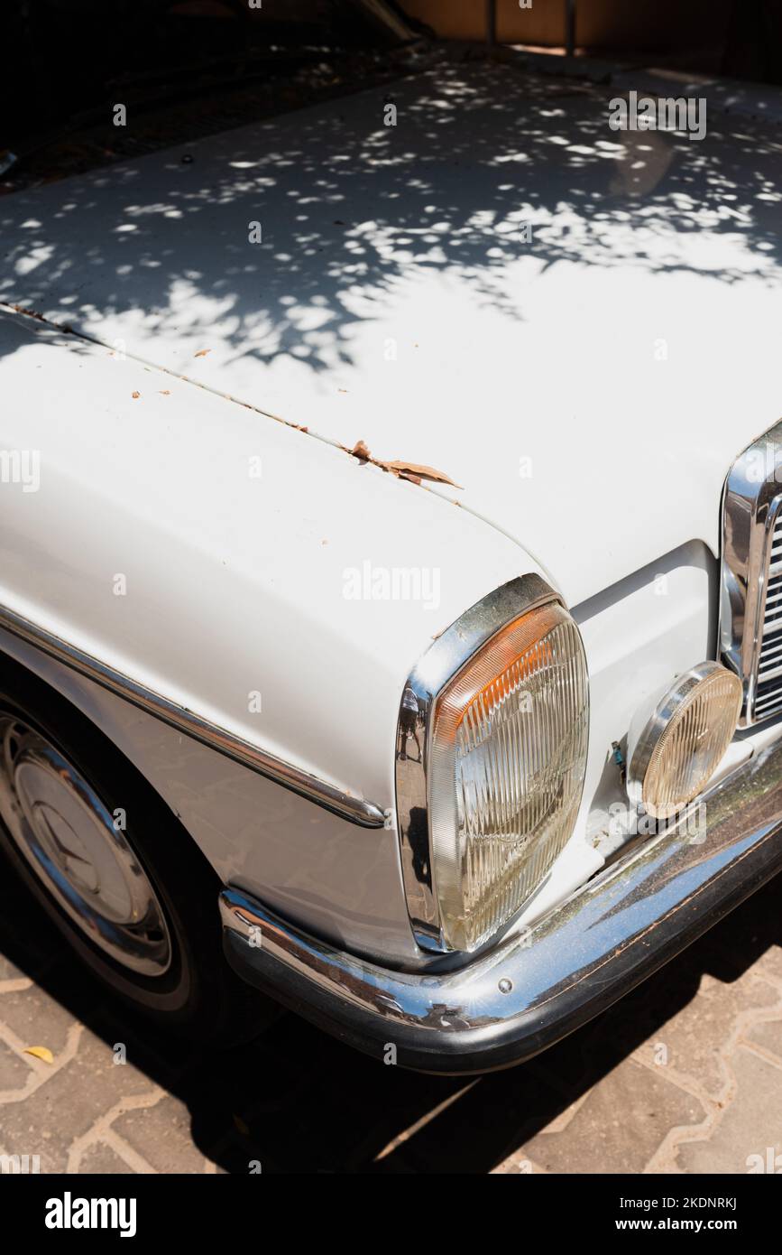 Mercededes Benz vintage garée dans la rue de Fanadir Marina. Banque D'Images