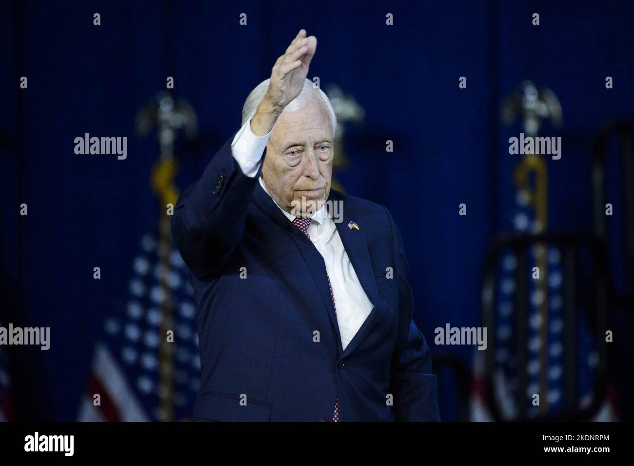 Washington, États-Unis. 07th novembre 2022. Le chef de la majorité de la Chambre Steny Hoyer, D-MD, fait des vagues pendant le rassemblement la nuit précédant le jour de l'élection à l'Université d'État de Bowie à Bowie, Maryland, lundi, 7 novembre 2022. Photo de Bonnie Cash/UPI Credit: UPI/Alay Live News Banque D'Images