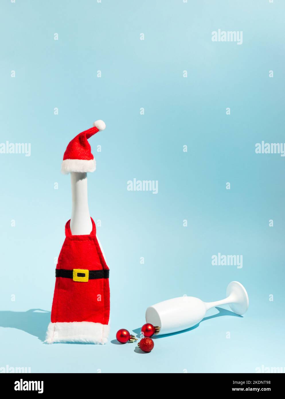 Le Père Noël est fait de bouteille de champagne et de boules de Noël. Noël concept minimal de vacances. Expérience de fête du nouvel an. Copier l'espace. Banque D'Images