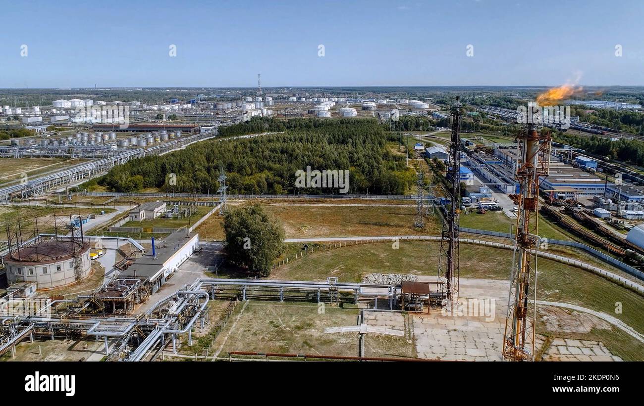 Raffinerie de pétrole avec terminaux pour le stockage des produits pétroliers Banque D'Images