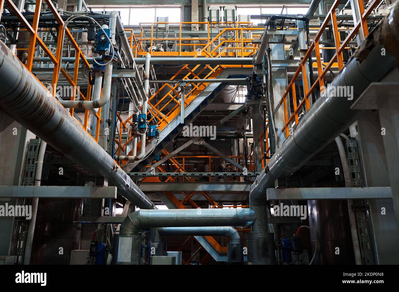 Système de pipeline complexe à l'usine de production chimique Banque D'Images