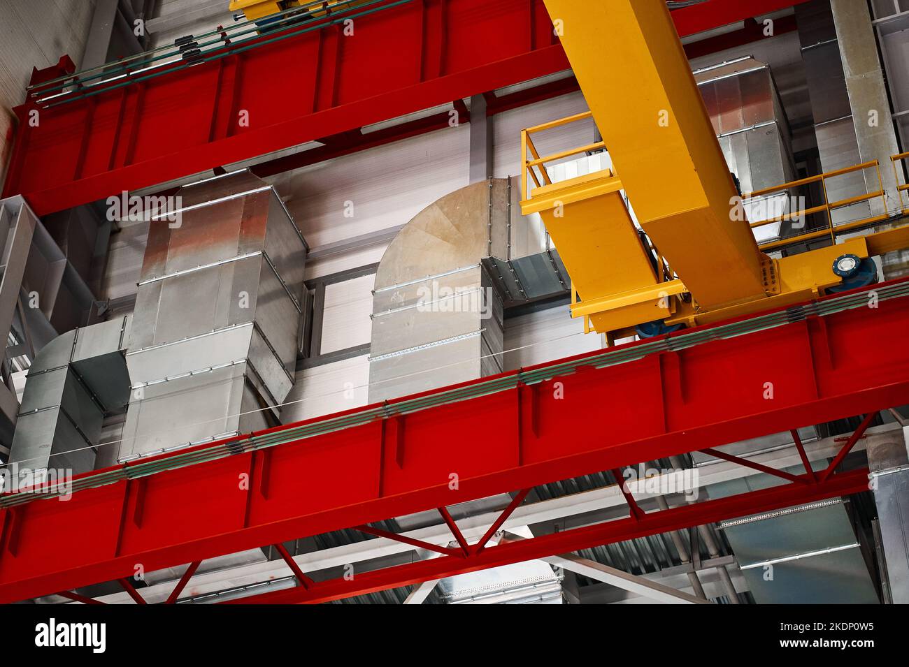 Les poutres de remorquage de la grue mobile et le système de ventilation à l'usine Banque D'Images
