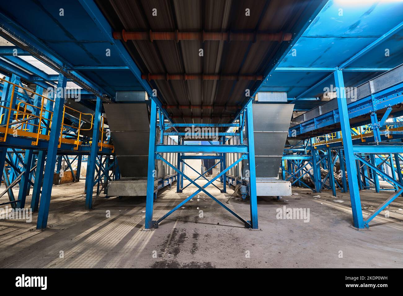 Système de convoyeurs transportant des déchets à l'usine de traitement des déchets Banque D'Images