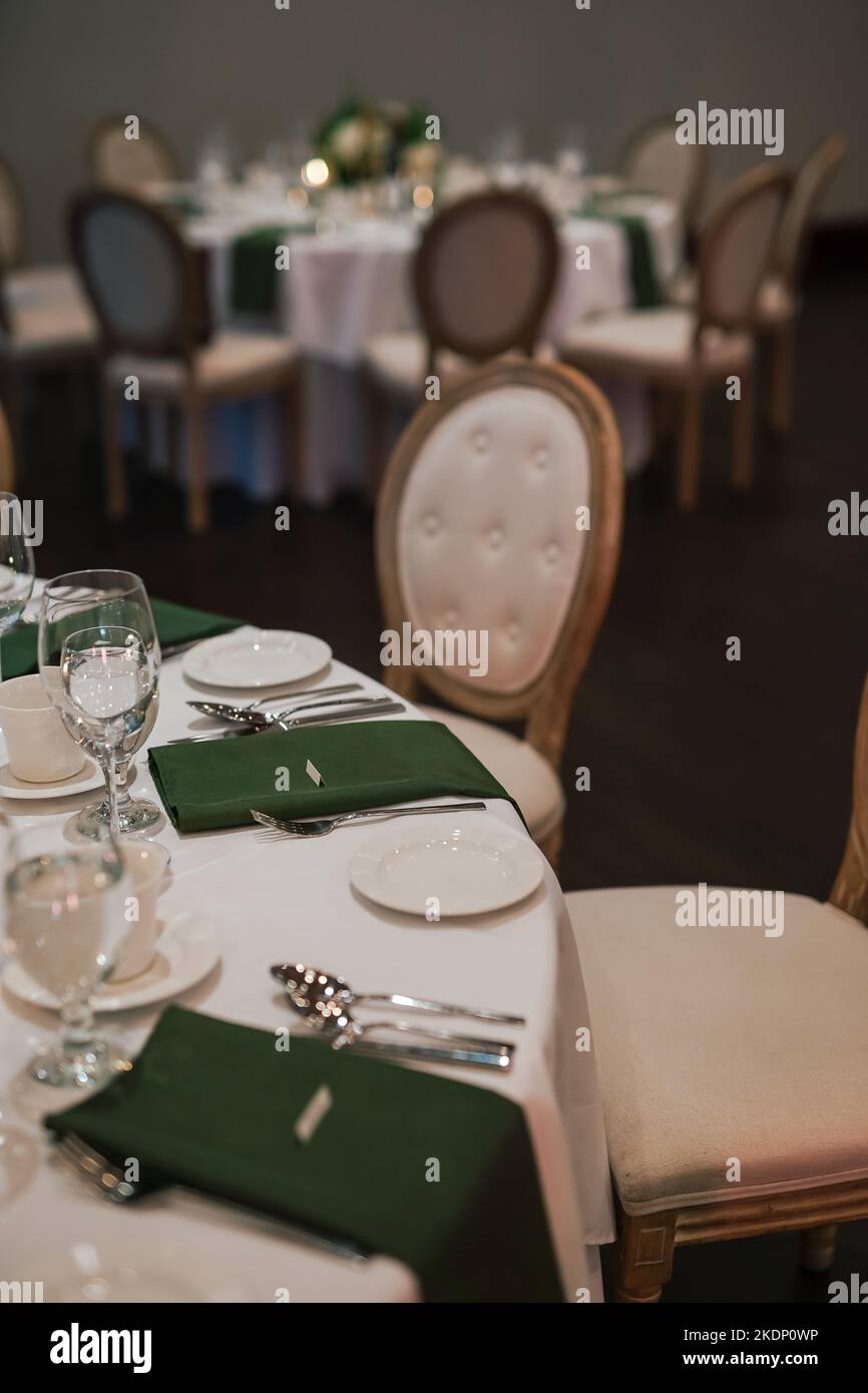 table de salle à manger linge de table blanc serviettes vert verres ustensiles Banque D'Images