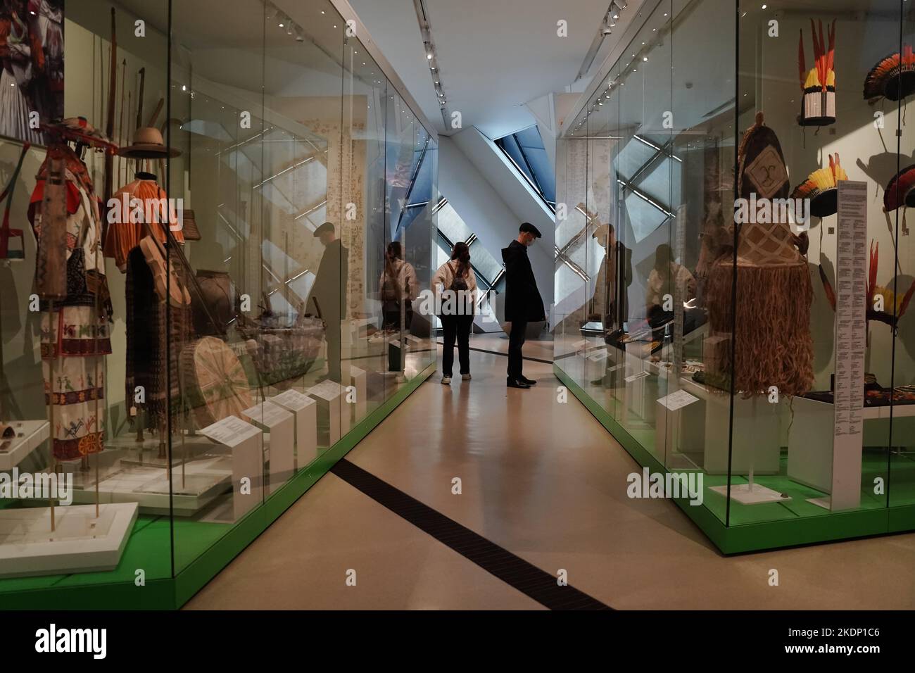 Les visiteurs à l'intérieur d'un musée découvrent des objets derrière de grandes expositions de verre Banque D'Images