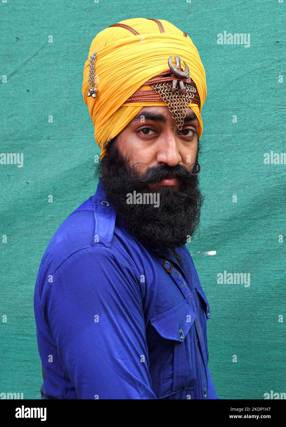 Mumbai, Inde. 07th novembre 2022. Nihang ou guerrier sikh pose pour une photo avant la célébration d'anniversaire de Guru Nanak Dev Ji à Mumbai. Gatka est un mot punjabi qui se traduit par des bâtons de bois, qui sont utilisés à la place des épées. Il utilise une épée comme arme principale, L'aspect spirituel et physique de la personne est développé pendant la phase d'apprentissage de cet art antique. Gatka a été largement utilisé par les guerriers sikhs pour se défendre contre les atrocités des Mughals et des dirigeants britanniques. Crédit : SOPA Images Limited/Alamy Live News Banque D'Images