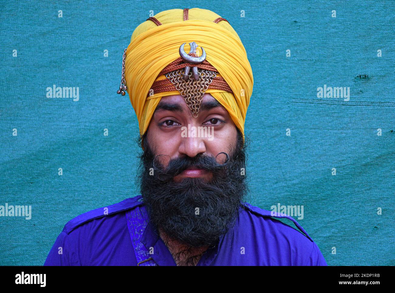 Mumbai, Inde. 07th novembre 2022. Nihang ou guerrier sikh pose pour une photo avant la célébration d'anniversaire de Guru Nanak Dev Ji à Mumbai. Gatka est un mot punjabi qui se traduit par des bâtons de bois, qui sont utilisés à la place des épées. Il utilise une épée comme arme principale, L'aspect spirituel et physique de la personne est développé pendant la phase d'apprentissage de cet art antique. Gatka a été largement utilisé par les guerriers sikhs pour se défendre contre les atrocités des Mughals et des dirigeants britanniques. (Photo par Ashish Vaishnav/SOPA Images/Sipa USA) crédit: SIPA USA/Alay Live News Banque D'Images