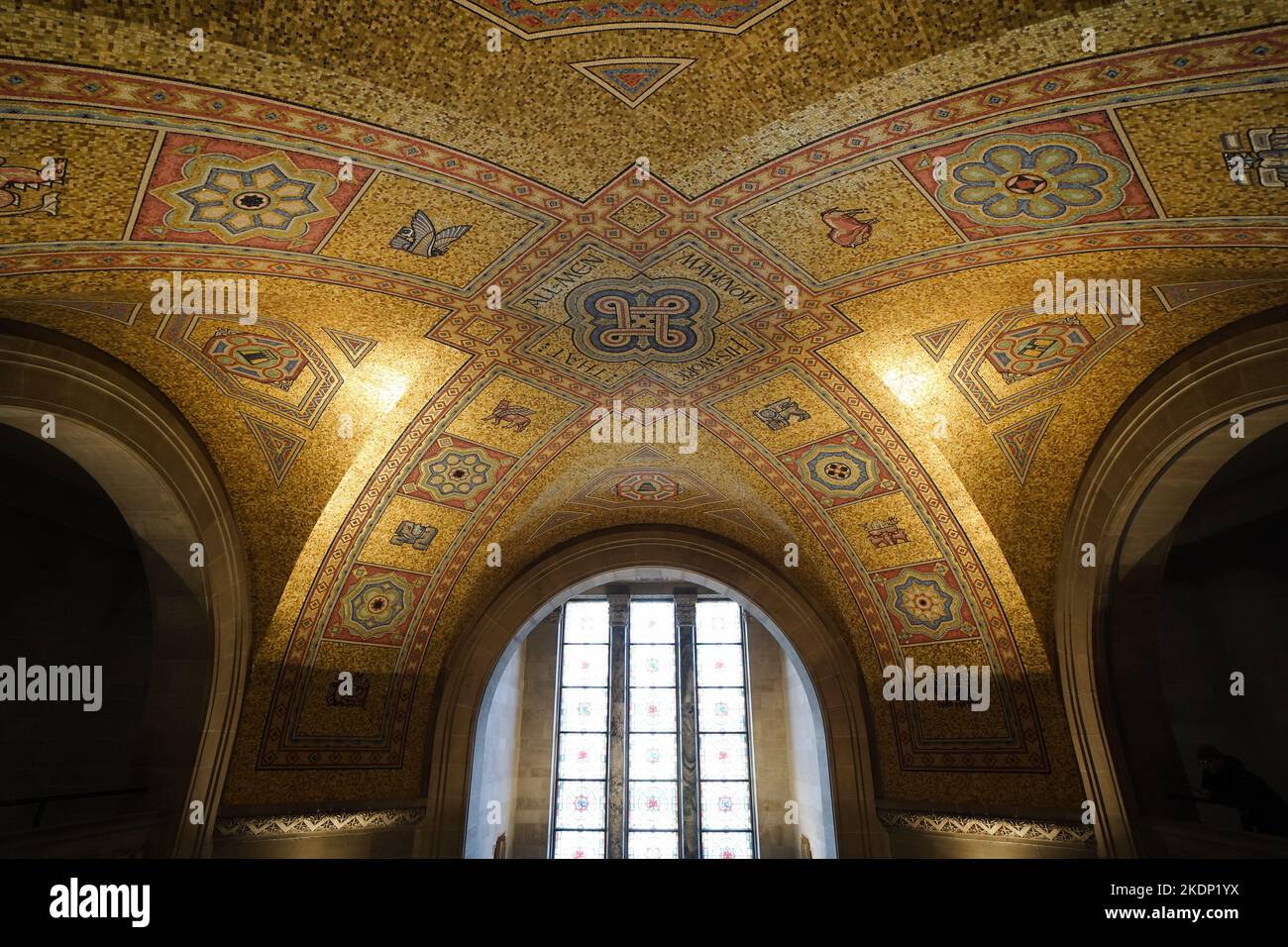 Plafond en mosaïque à l'intérieur du Musum royal de l'Ontario à Toronto, Ontario, Canada Banque D'Images