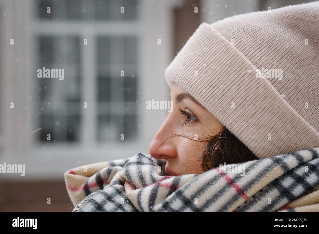 Bonne femme d'âge moyen attrapant des flocons de neige en plein air dans la ville.Personne émotionnelle détendue marchant dans la zone urbaine d'hiver en un instant, vie lente Banque D'Images