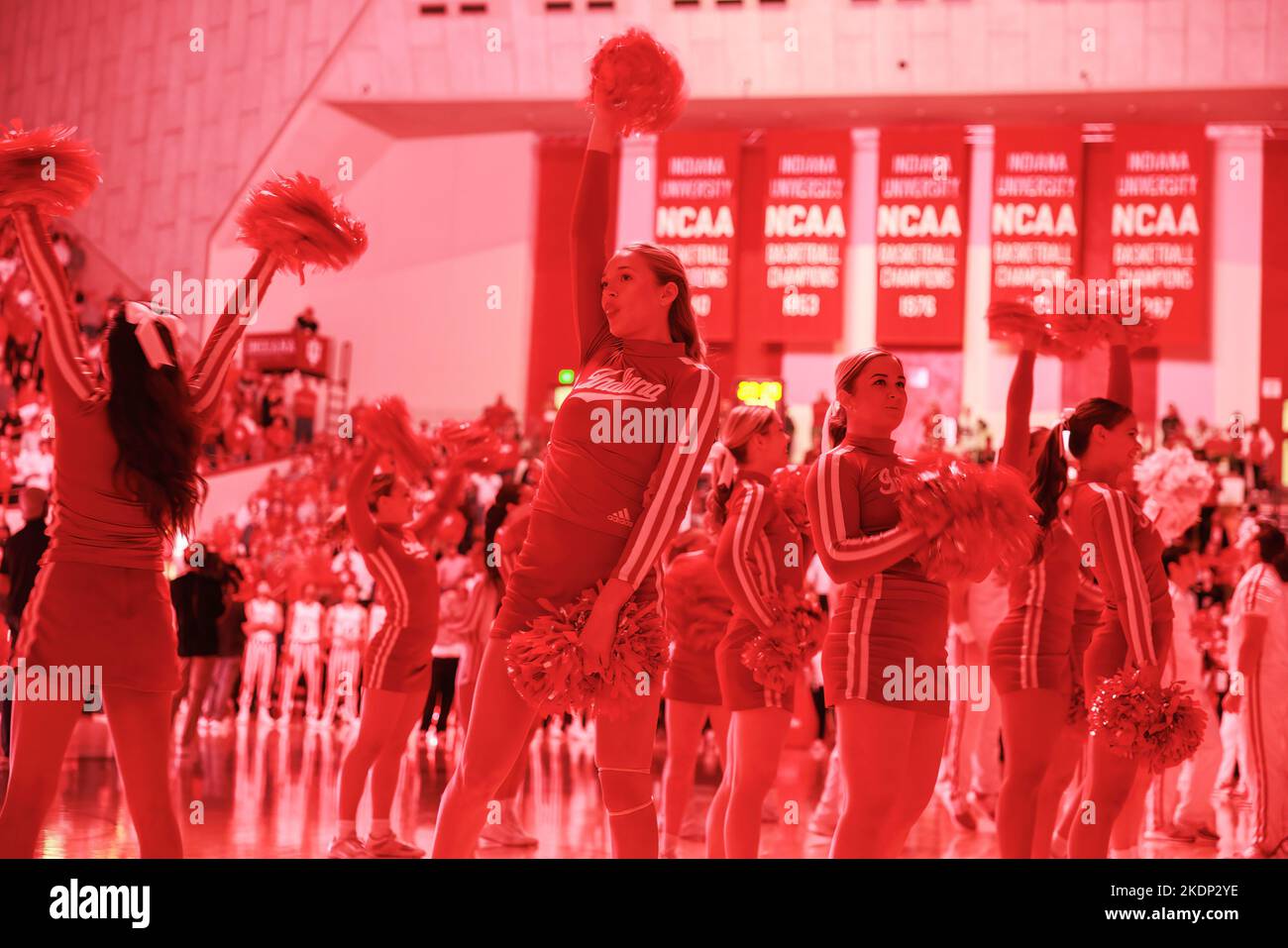 Bloomington, États-Unis. 07th novembre 2022. Les cheerleaders de l'Université de l'Indiana applaudissent avant un match de basket-ball de la NCAA contre l'État de Morehead à l'Assemblée de Bloomington. IU Beat Morehead 88-53. Crédit : SOPA Images Limited/Alamy Live News Banque D'Images