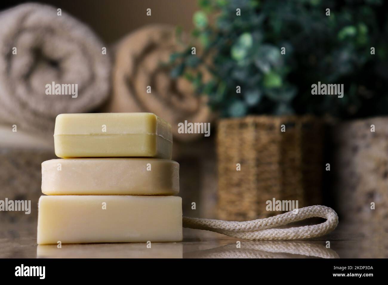 gros plan sur des barres de savon faites à la main, arrière-plan flou avec espace de copie Banque D'Images