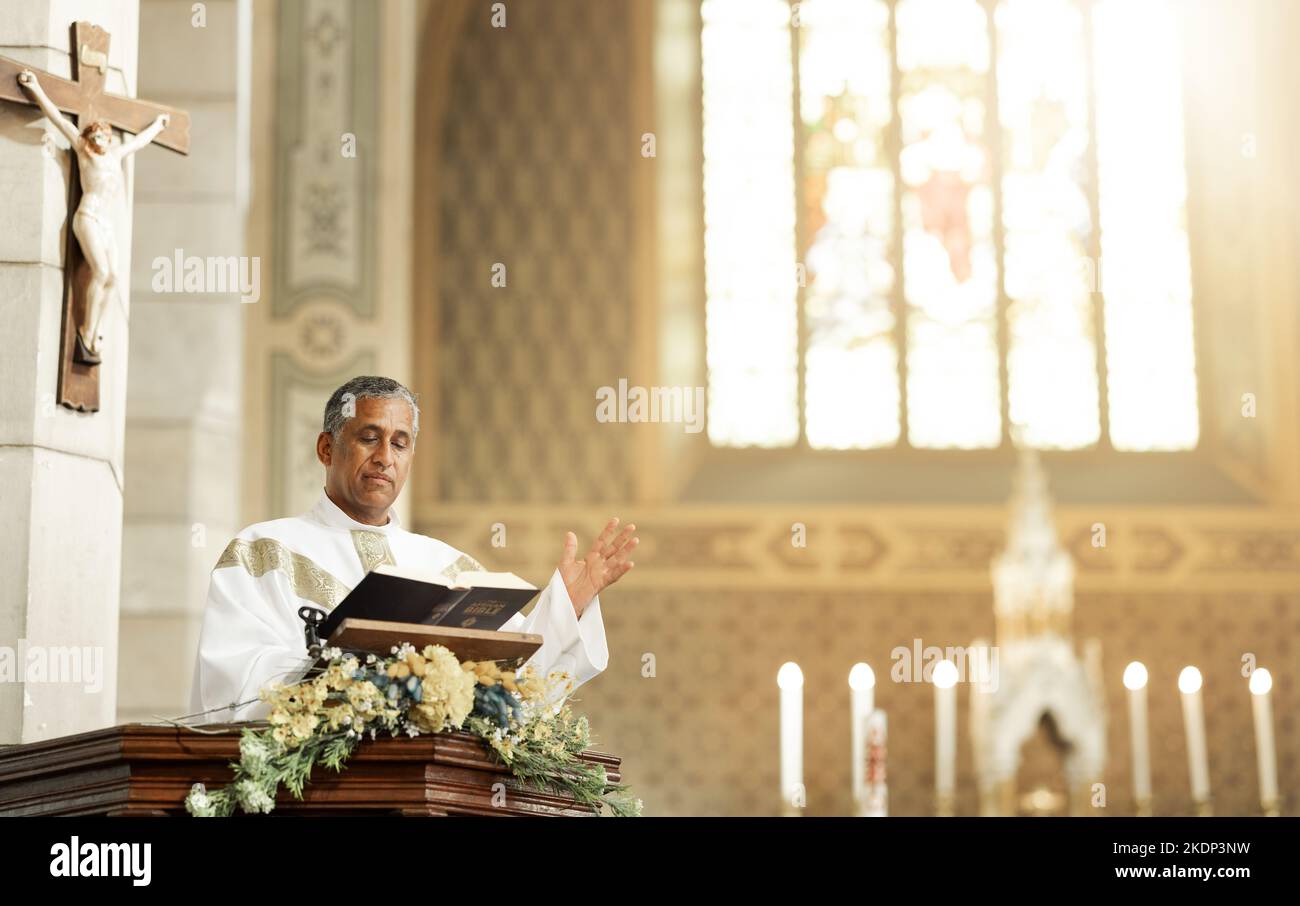 Adoration, discours et prière avec le prêtre dans l'église pour sermon chrétien, Dieu et foi spirituelle. Bible, service et religion avec pasteur catholique à Banque D'Images