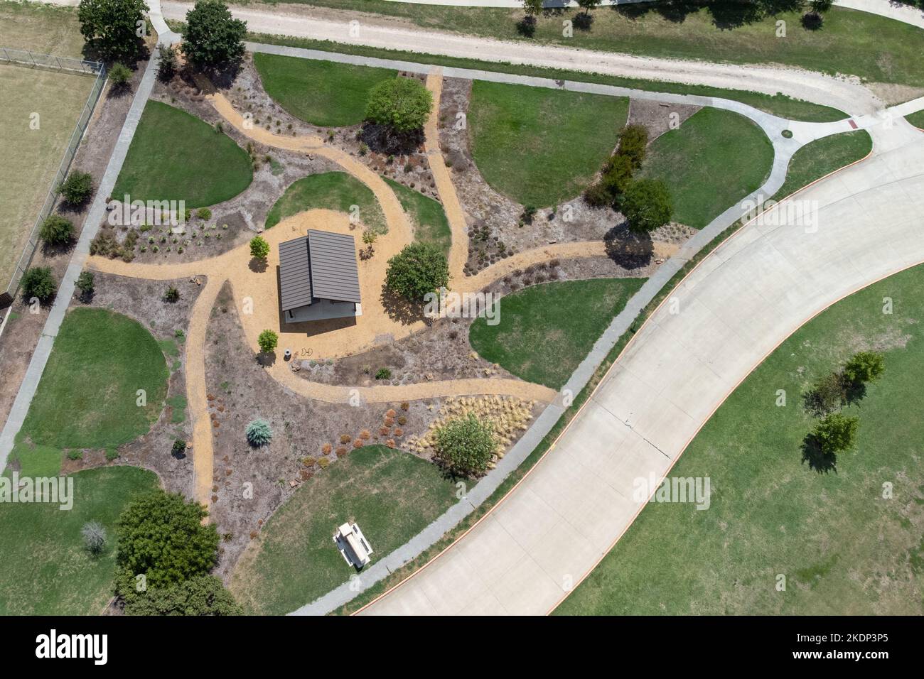 Vue aérienne par drone du jardin de l'arrière-cour avec chemin circulaire, pelouse en herbe verte, zone de repos des arbres sous le toit. Conception de paysages et jardinage. Banque D'Images