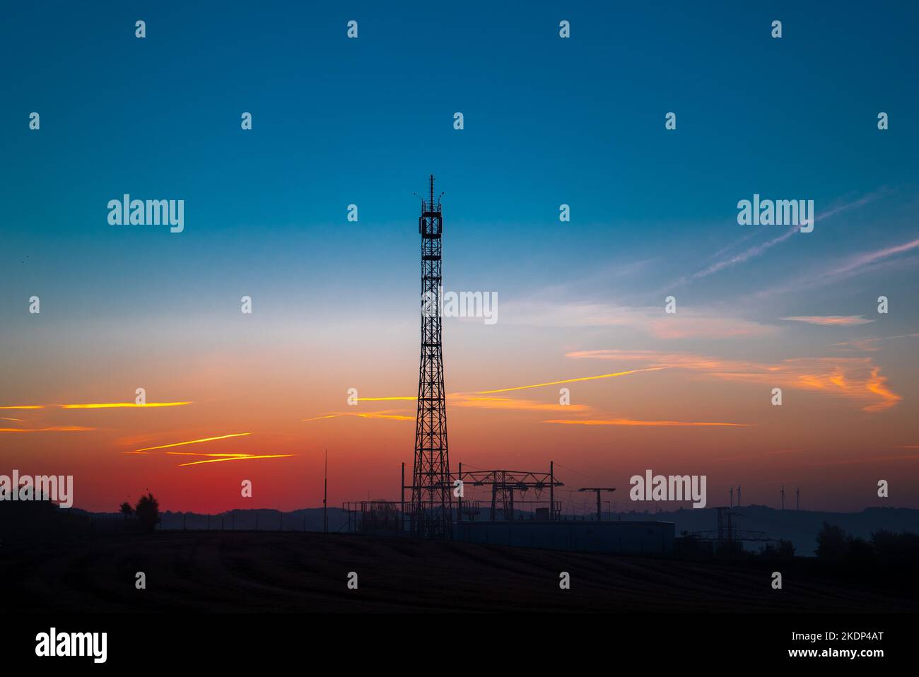 Relais Cell Tower en début de matinée sur fond de ciel orange Banque D'Images