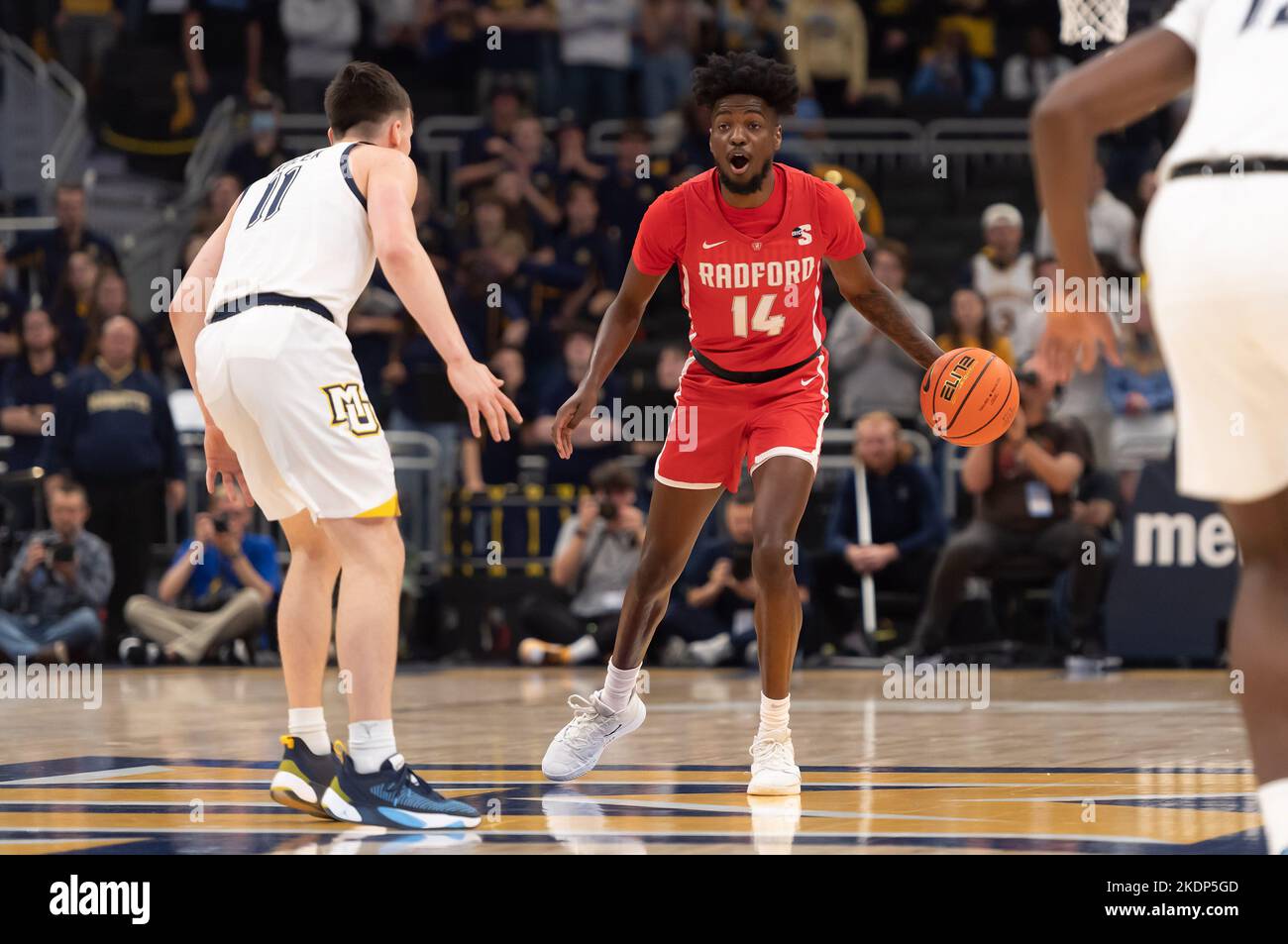 Milwaukee, WI, États-Unis. 7th novembre 2022. Le garde de Radford Highlanders Bryan Antoine #14 fait descendre le ballon sur le terrain tout en étant gardé par Marquette Golden Eagles garde Tyler Kolek #11 pendant le match de basket-ball NCAA entre les Radford Highlanders et les Marquette Golden Eagles au Fiserv Forum à Milwaukee, WISCONSIN. Kirsten Schmitt/CSM/Alay Live News Banque D'Images