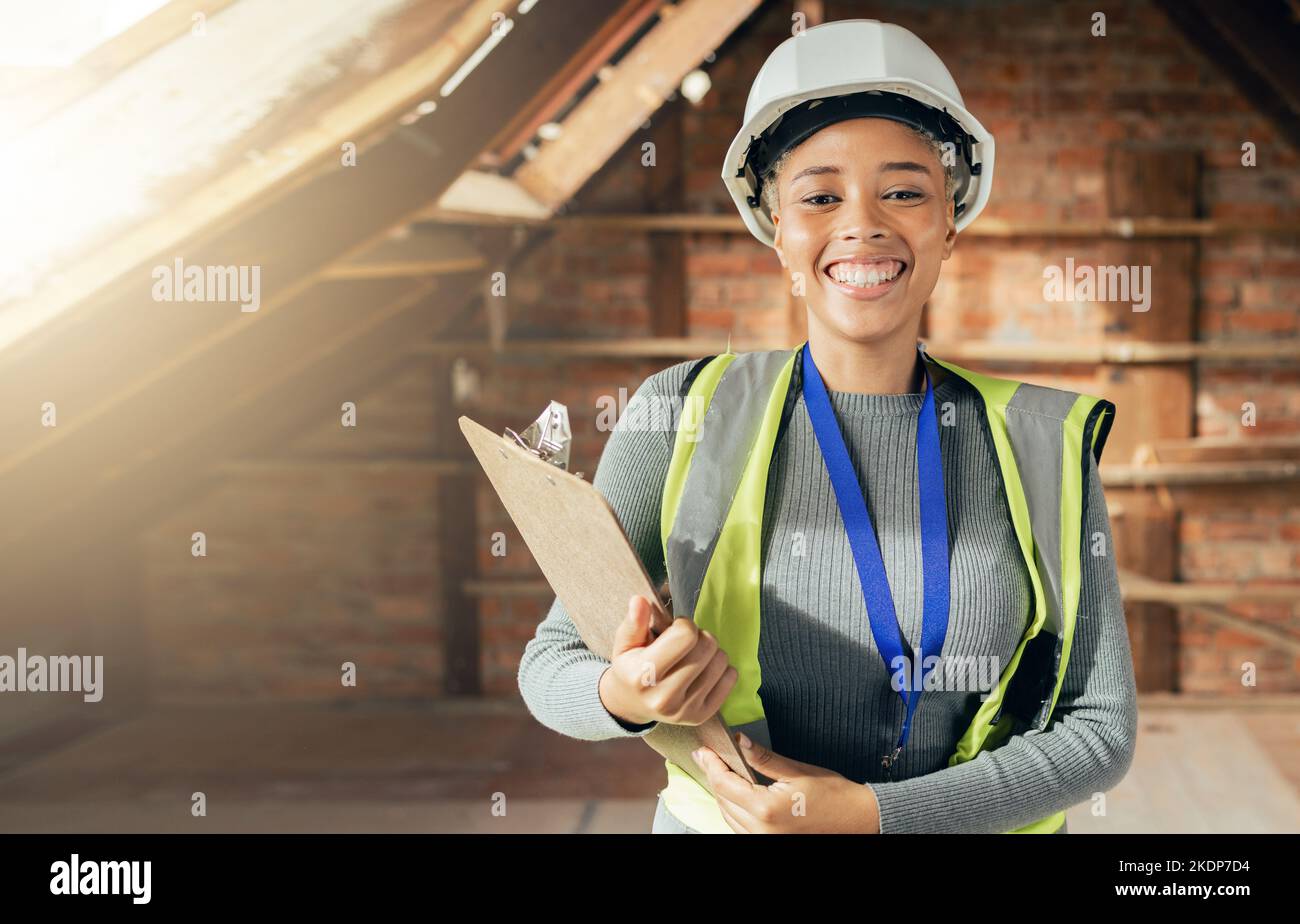 Ingénierie, liste de contrôle et électricien dans le sous-sol de la maison pour l'inspection, l'entretien ou les services électriques. Technicien, sourire et femme heureuse Banque D'Images