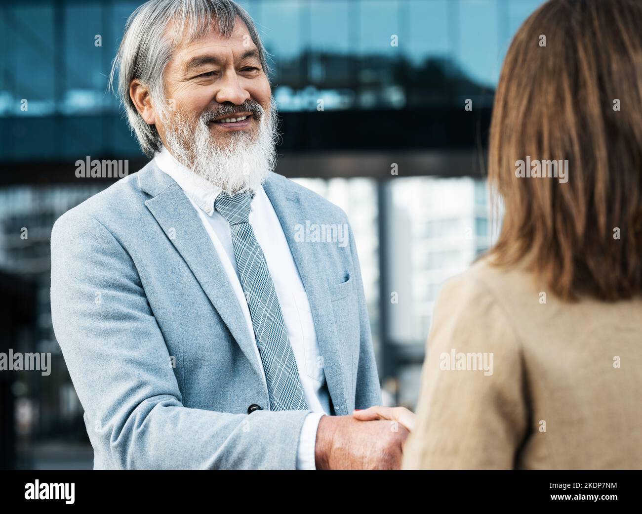 Rencontre, poignée de main et partenariat avec un homme d'affaires asiatique pour une collaboration mondiale, B2B ou un accord. International, contrat et merci avec le pdg Banque D'Images