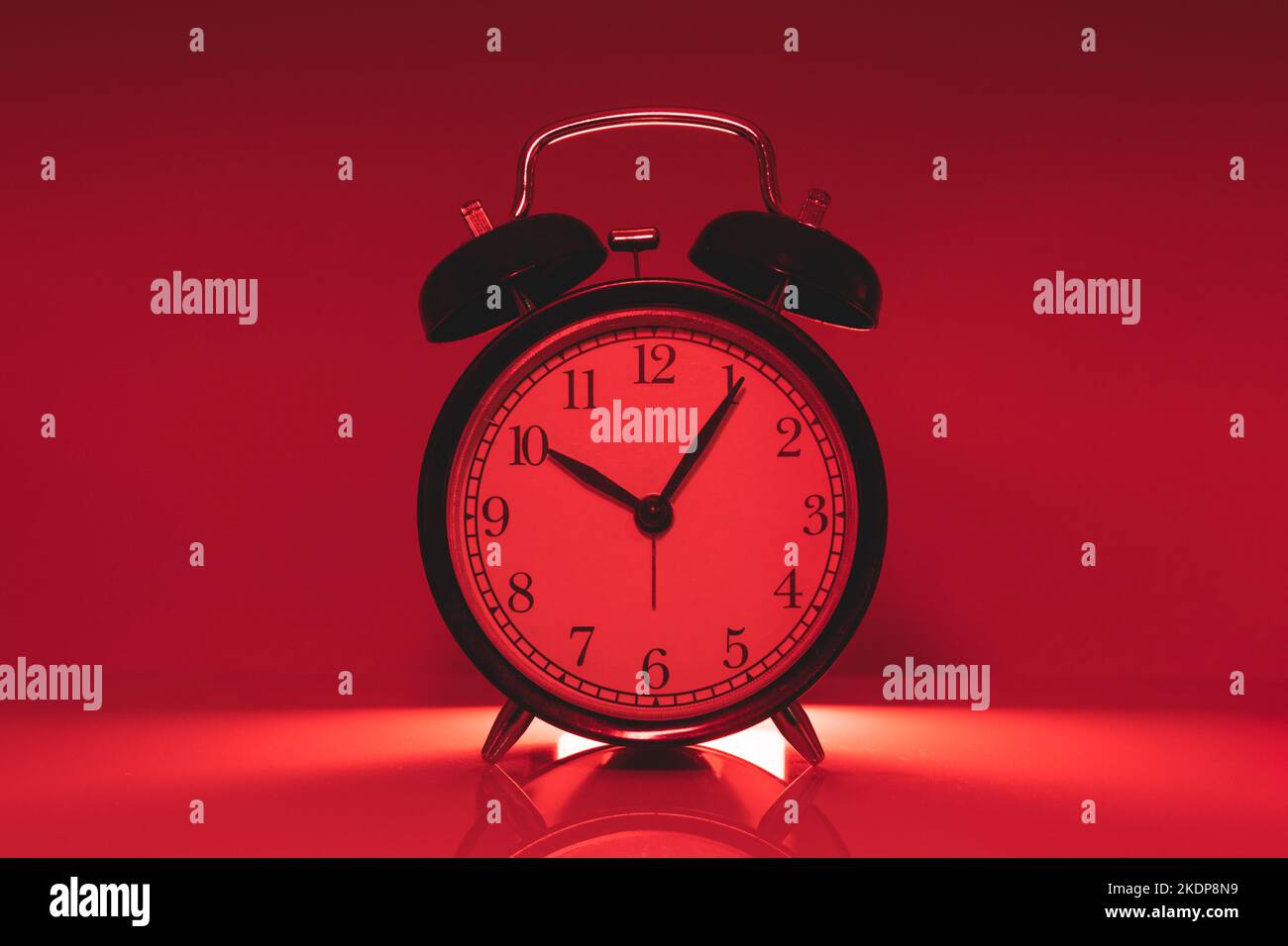 Horloge analogique sur lumière rouge pour les temps pressés avertissement heure dangereuse concept Banque D'Images